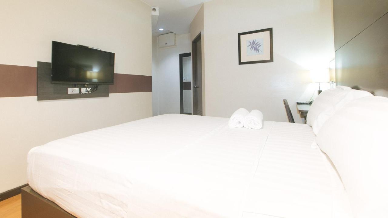 Lorenzzo Suites Hotel Makati City Exterior photo